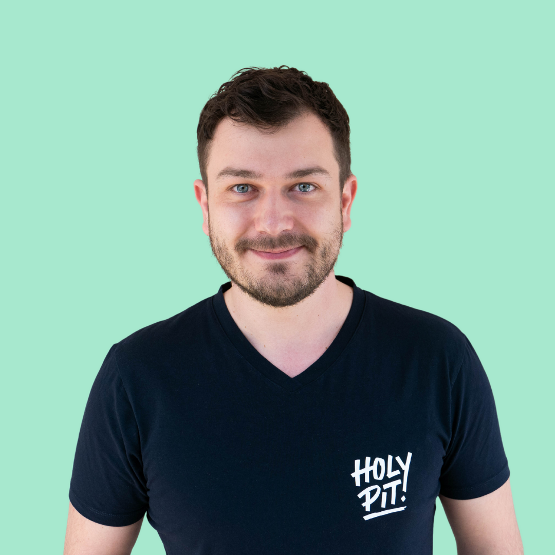 Asmir, der HOLY PIT Gründer. HOLY PIT produziert nachhaltiges Deo gegen Schweißgeruch.