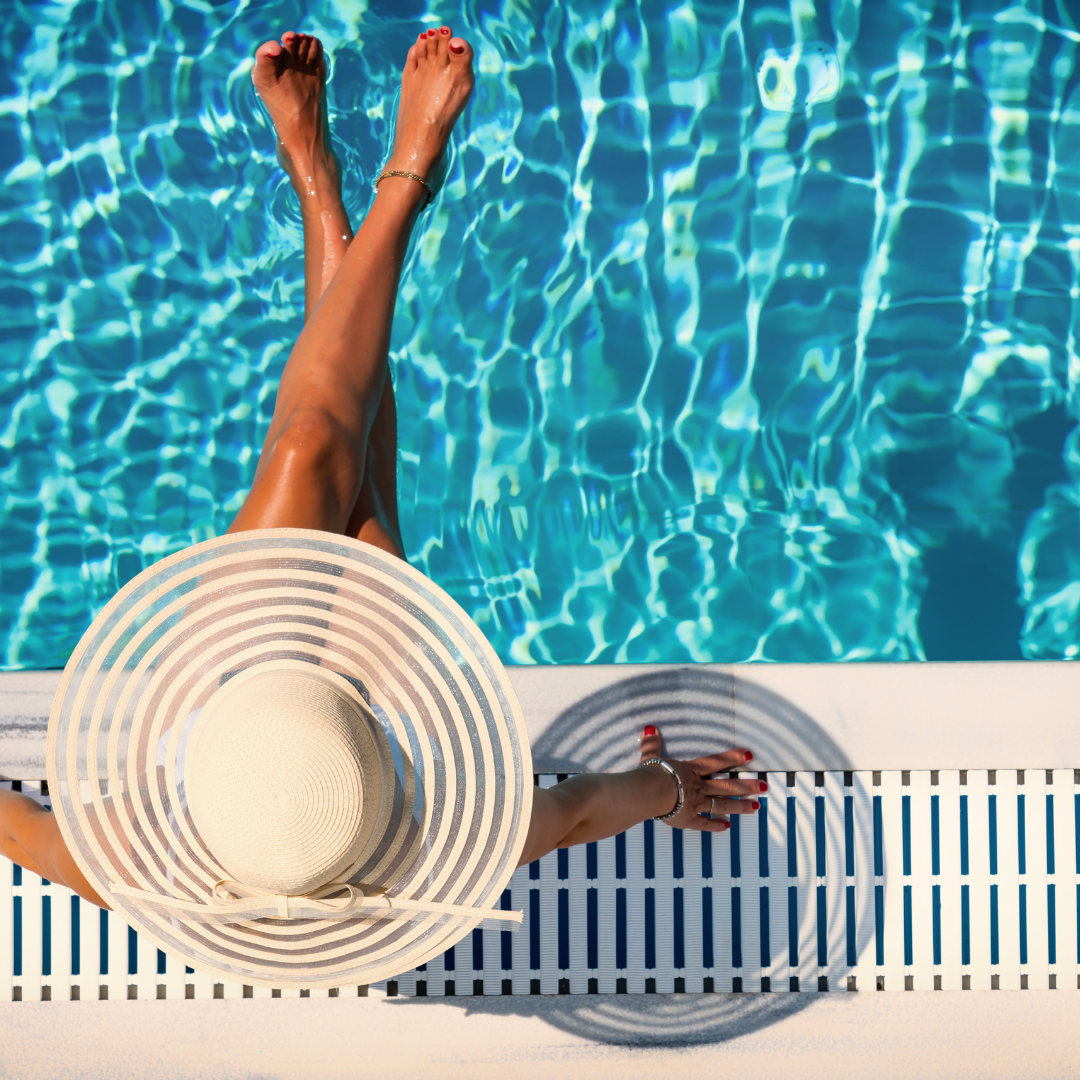 Frau am Pool im Sommer