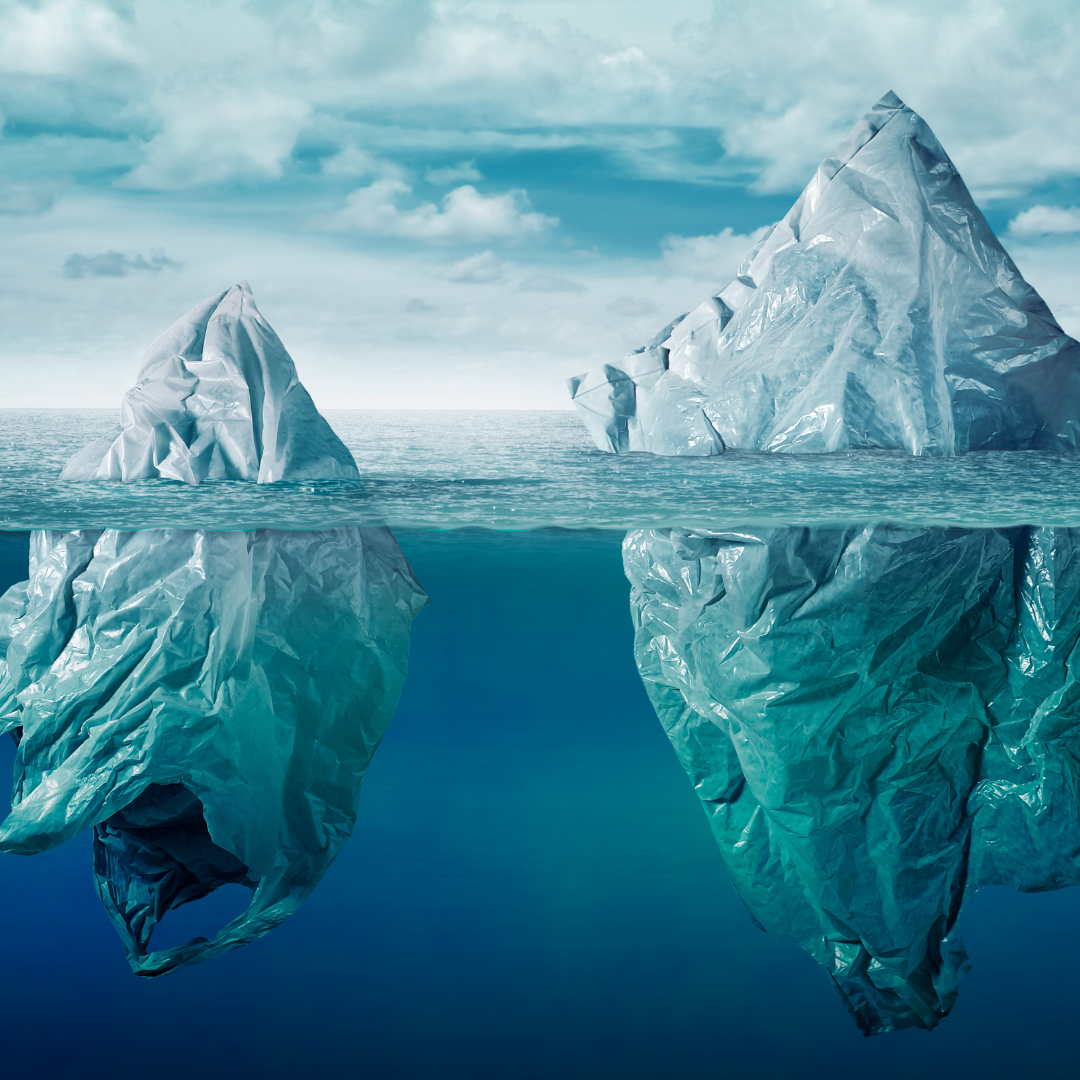 Eisberge aus Plastiktüten im Meer