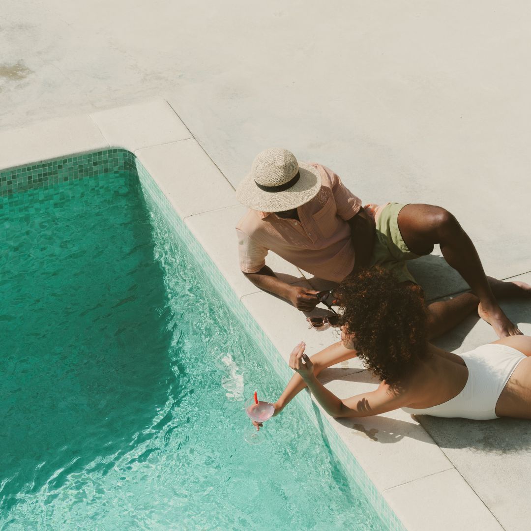 Frau und Mann am Pool im Sommer