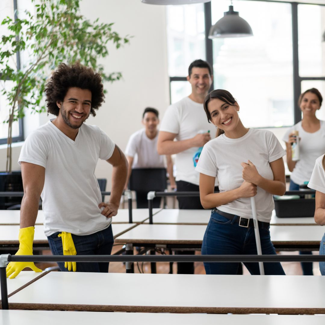 Gruppe im Büro mit Hygiene Ausrüstung