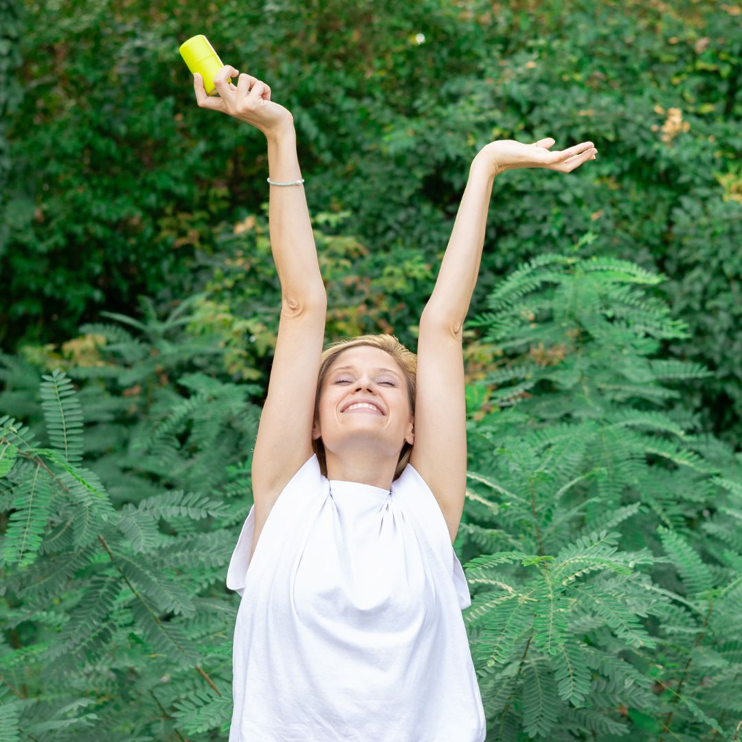 lächelnde Frau in der Natur mit HOLY PIT Mückenschutz