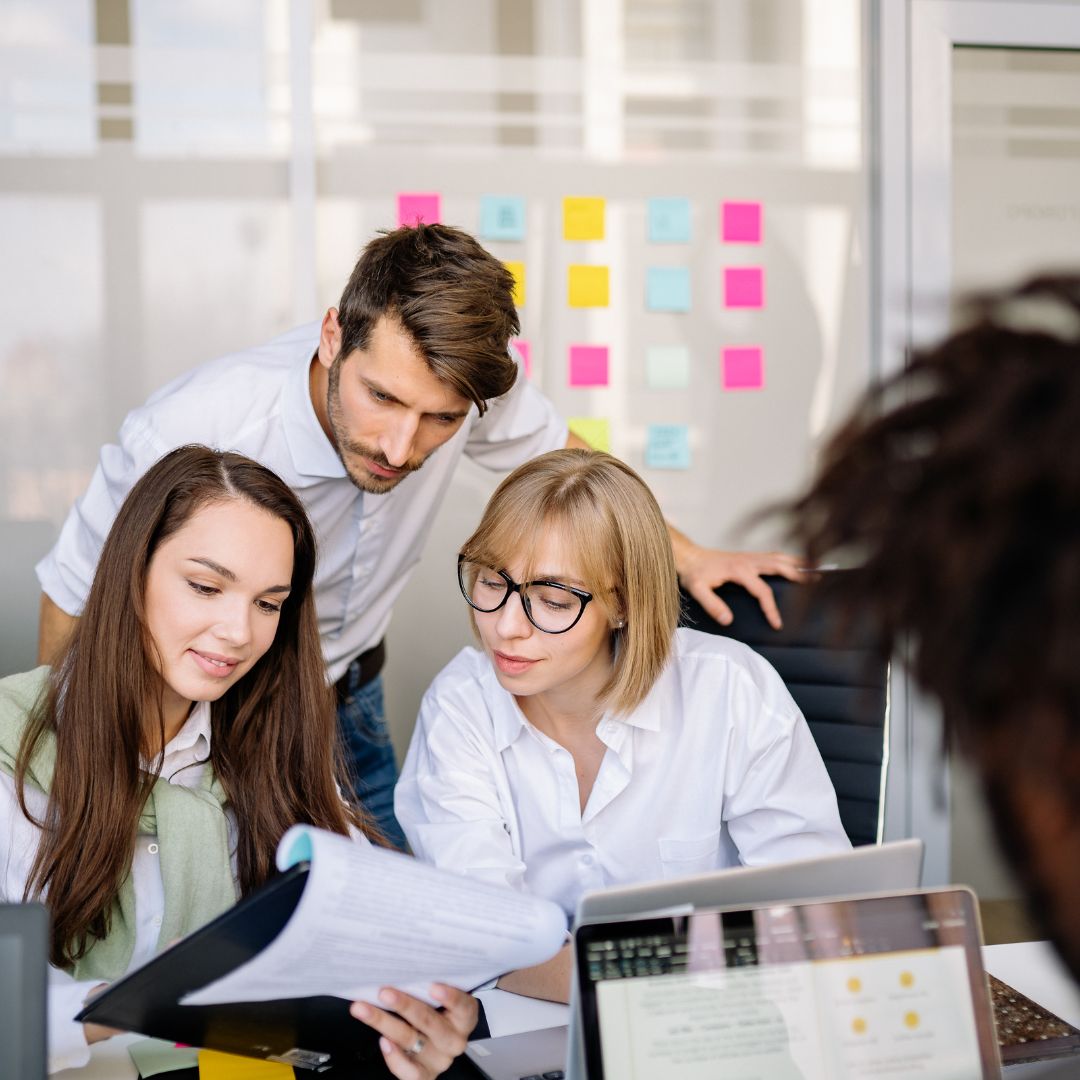 Gruppe sitzt im Büro