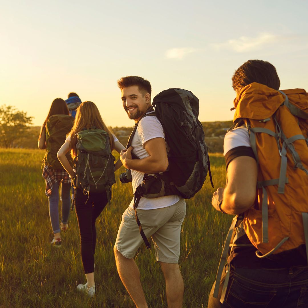 Gruppe bei Wanderung auf flacher Landschaft