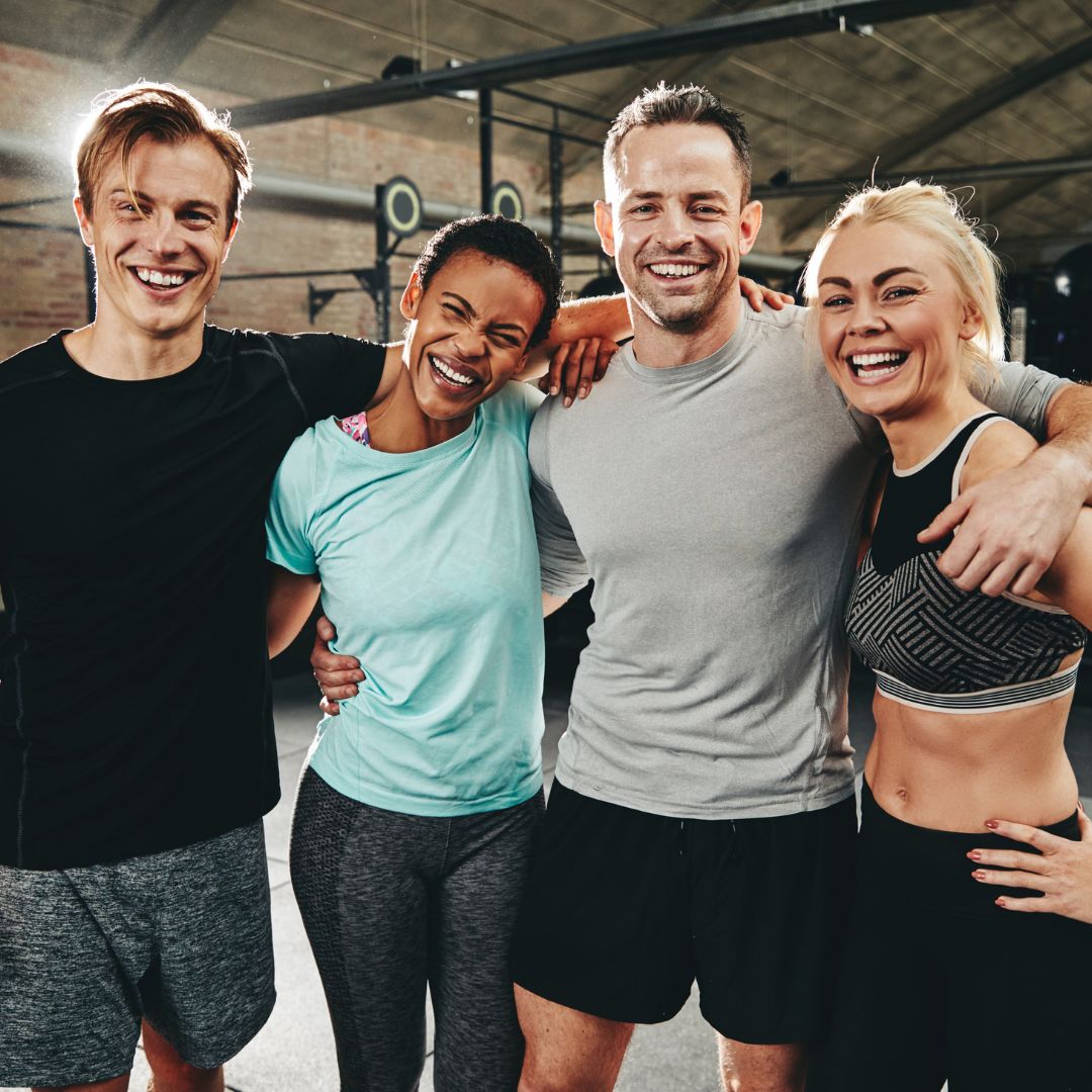 Männer und Frauen lachen und schwitzen nach dem Sport