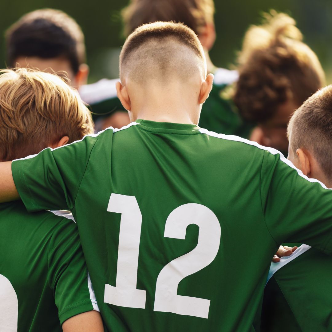 Jugendliche vor Fußballspiel