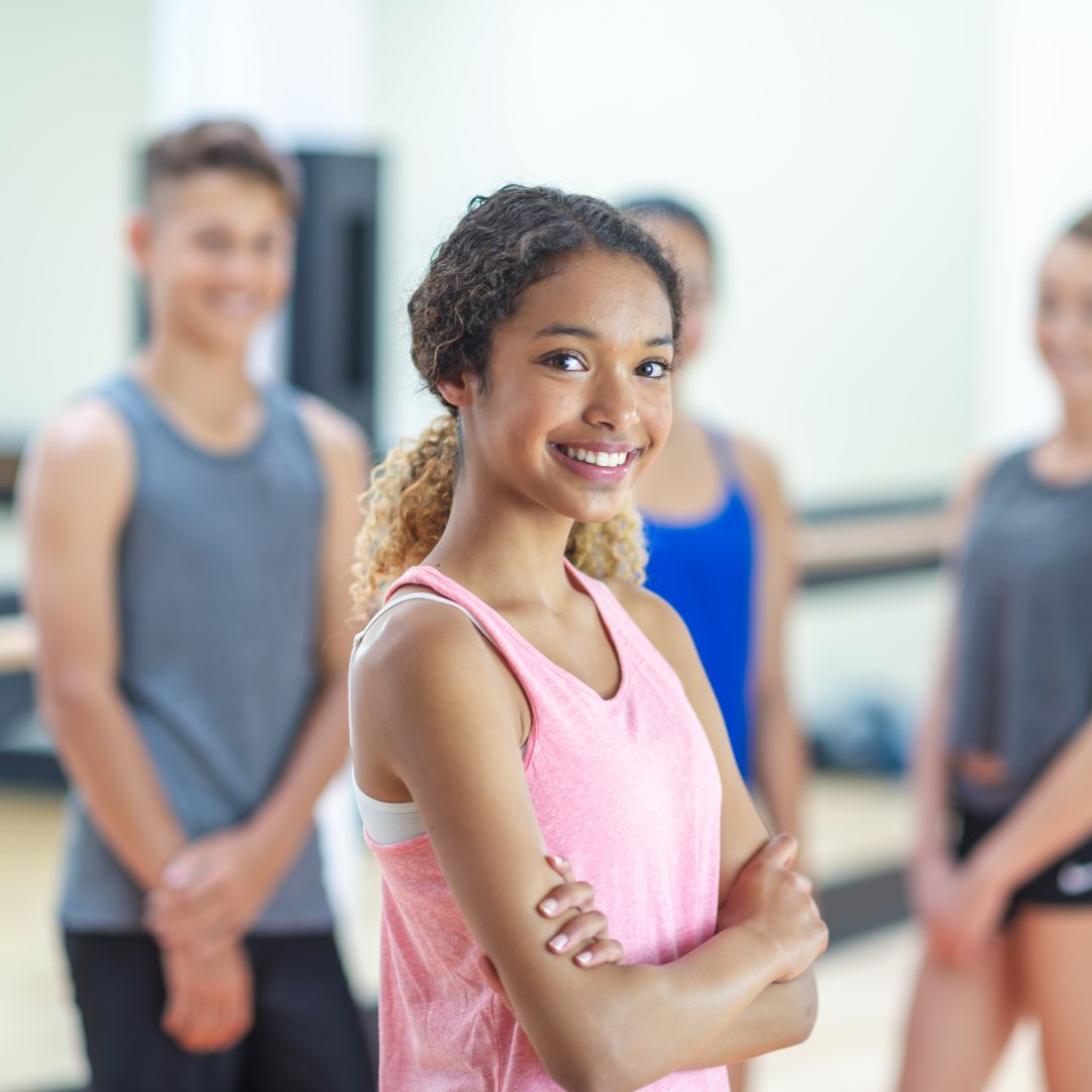 Teenager in Sporthalle
