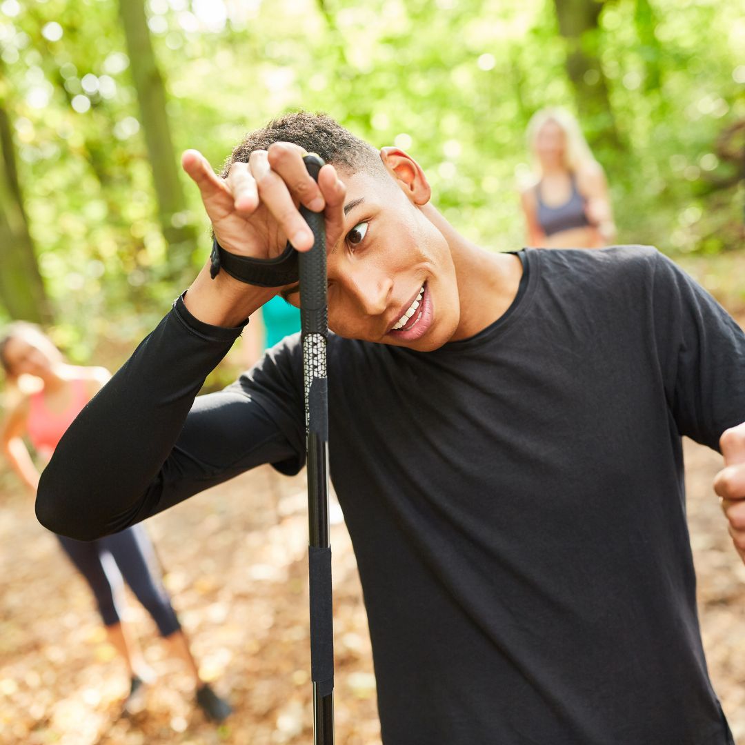 Mann beim Wandern kommt ins Schwitzen