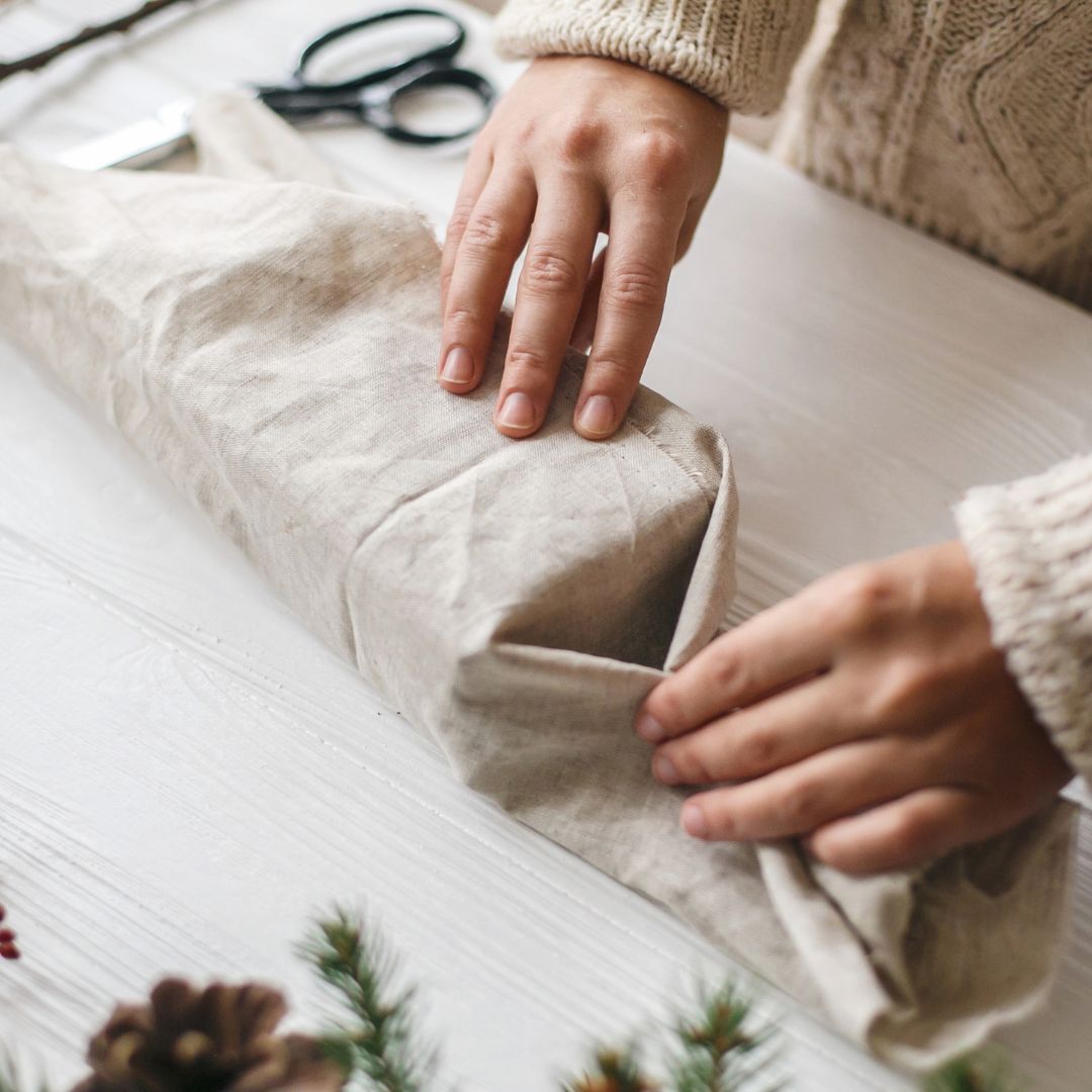 Nachhaltige Weihnachtsgeschenke werden eingepackt