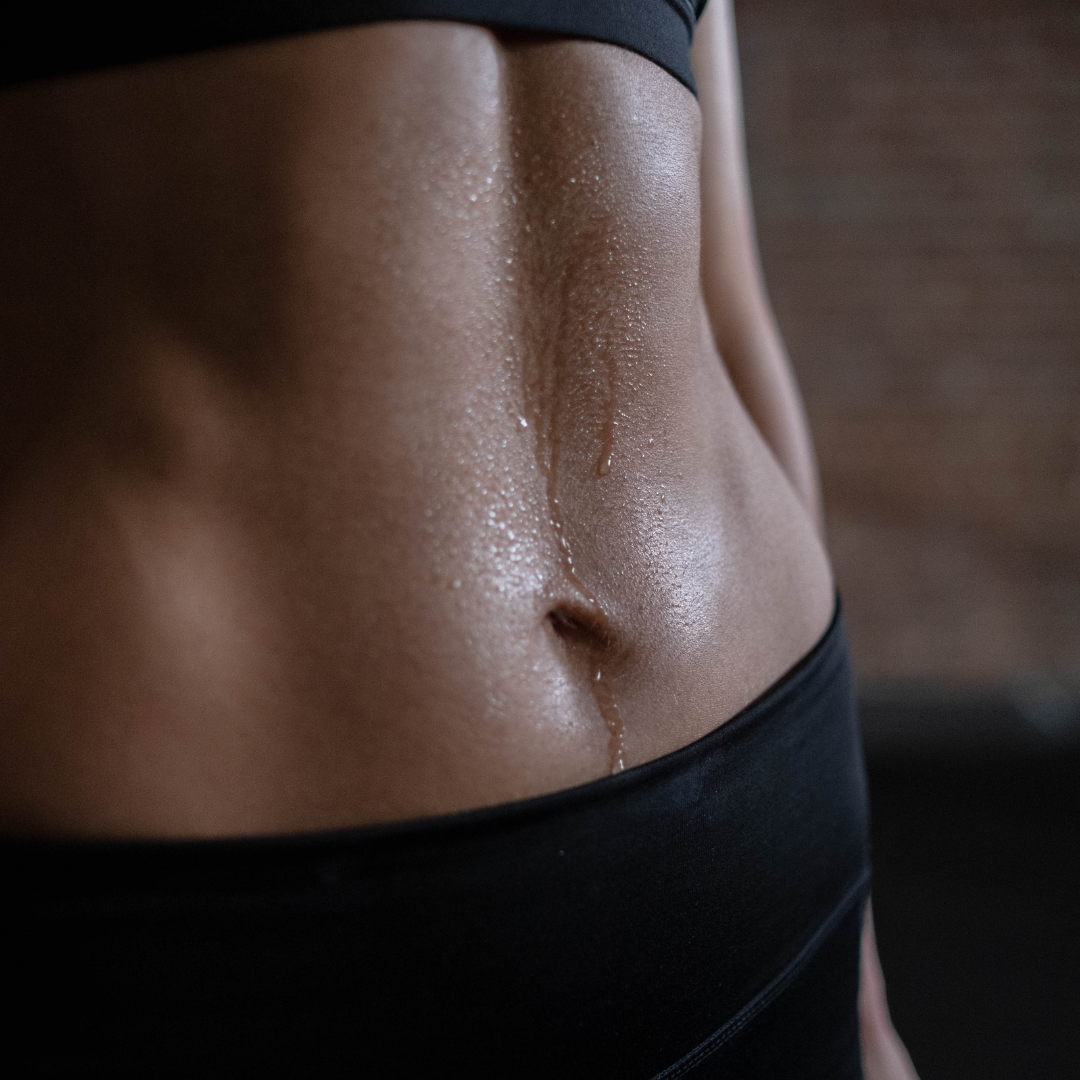 Frau schwitzt am Bauch Training