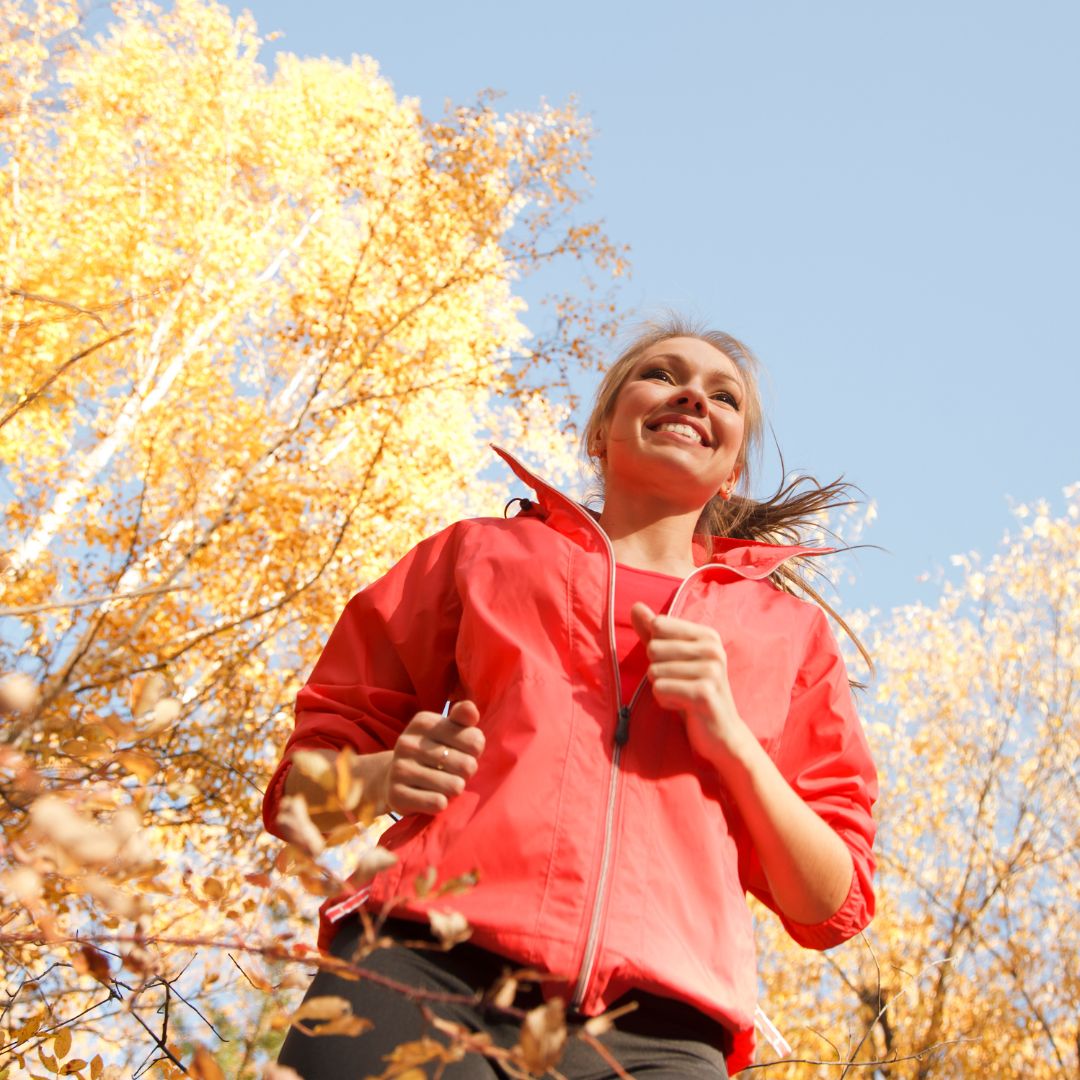 Frau beim Joggen im Herbst