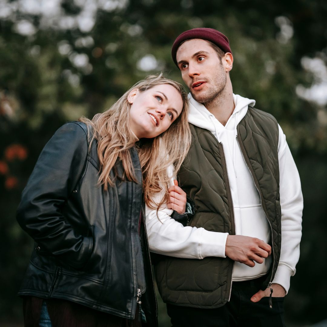 Mann und Frau auf Date in der Natur