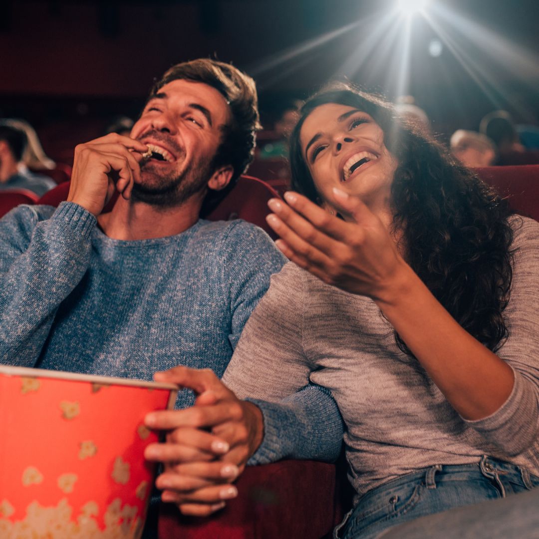 Frau und Mann bei Date im Kino