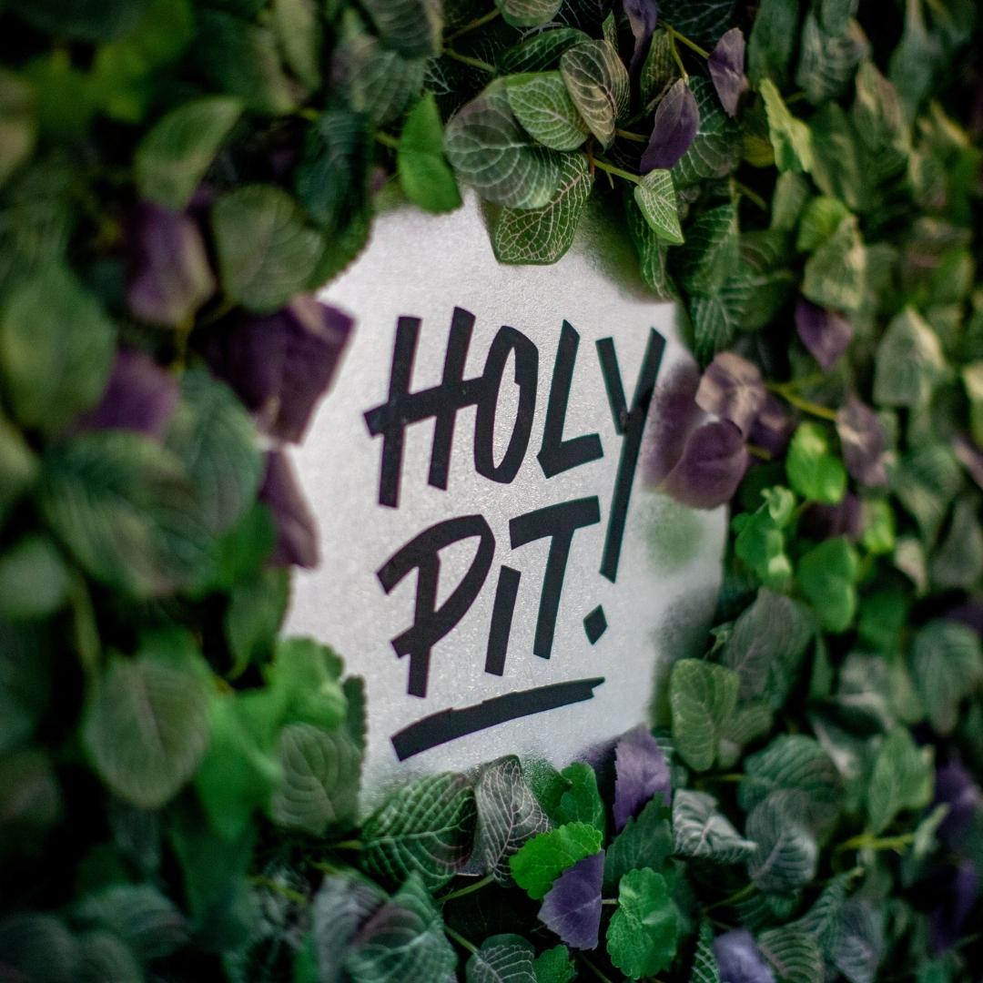 HOLY PIT DEO beim Wandern in den Bergen
