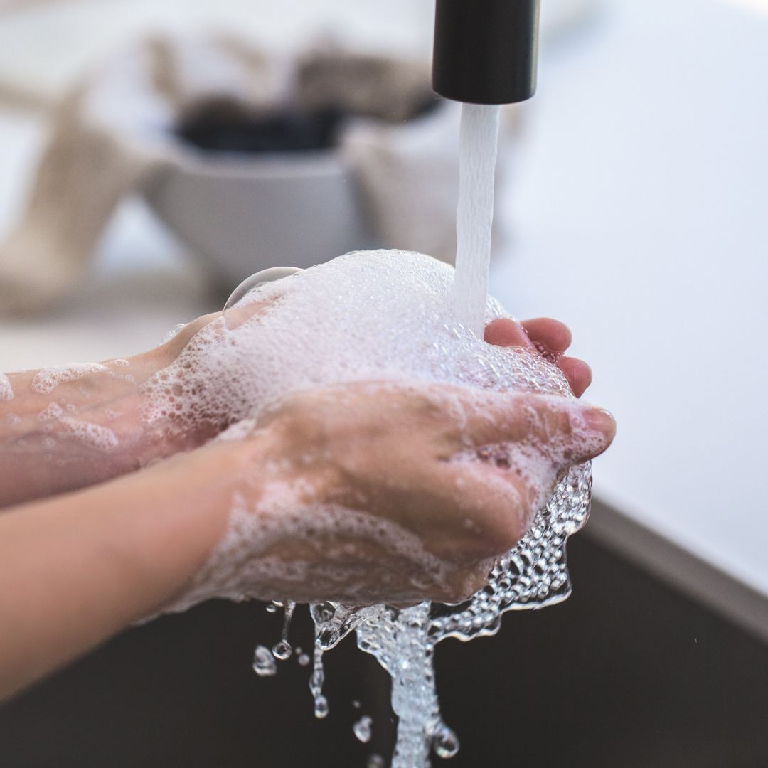 Frau wäscht Hände Körperpflege mit HOLY PIT 