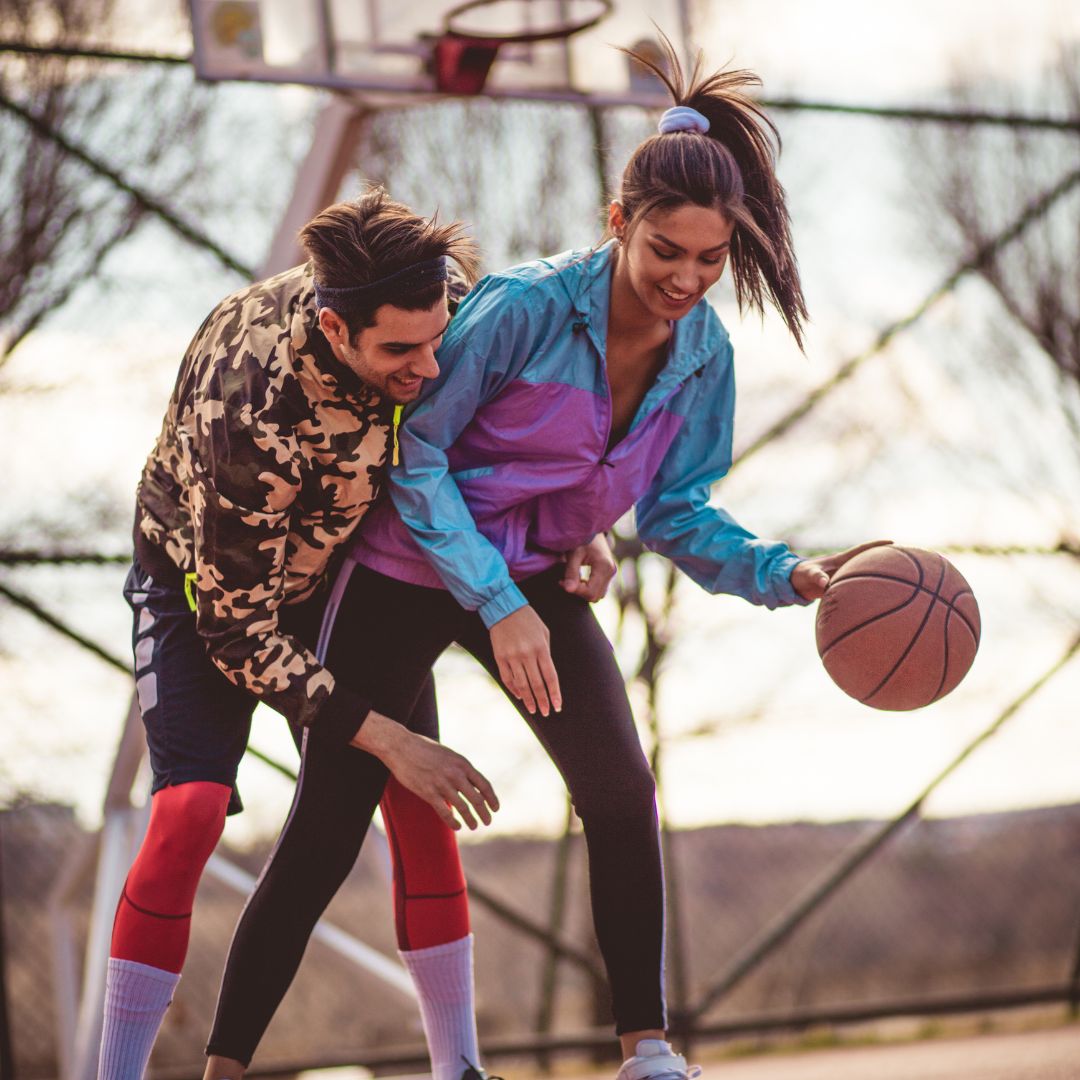 Mann und Frau treiben Sport