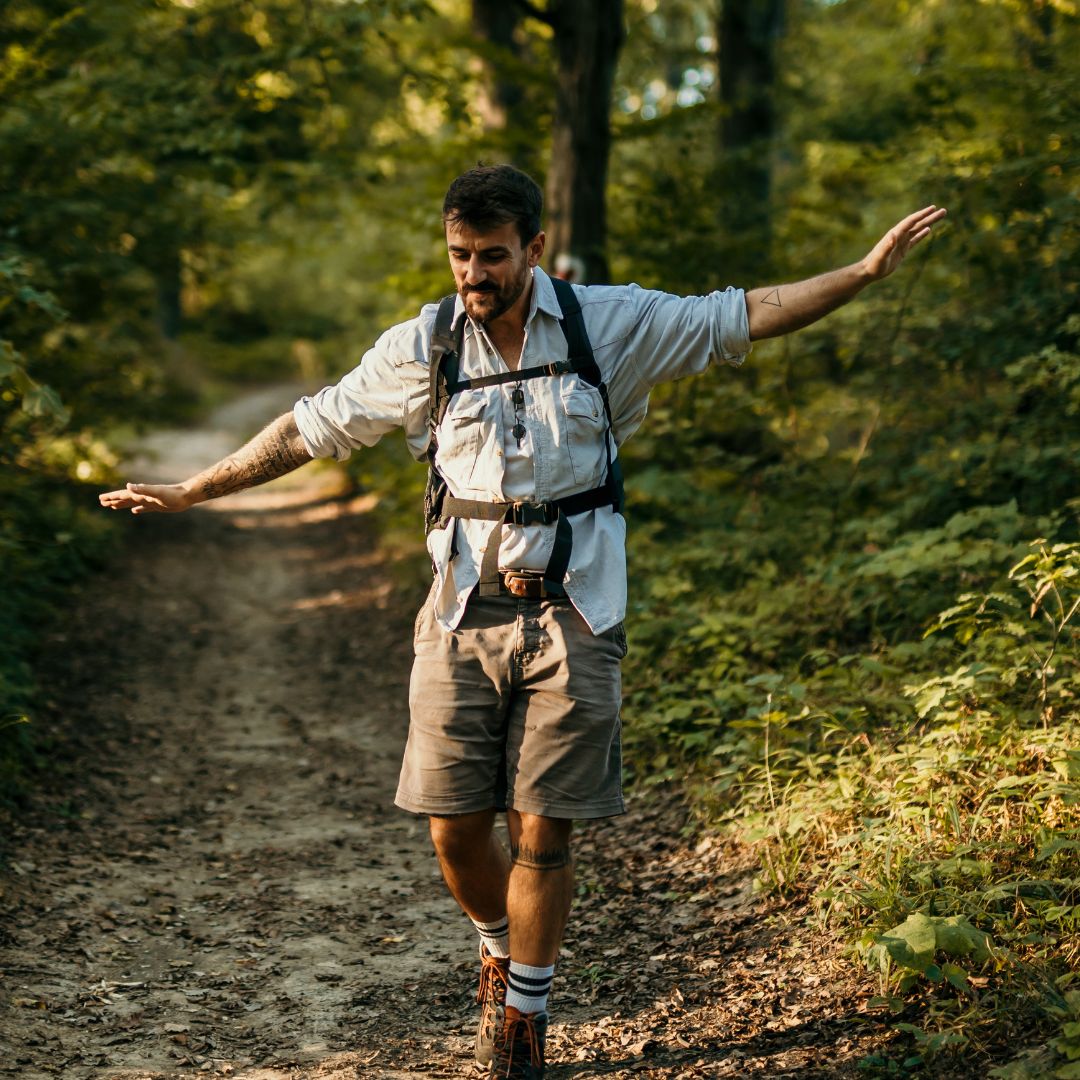 Mann beim Wandern frei dank Mückenschutz