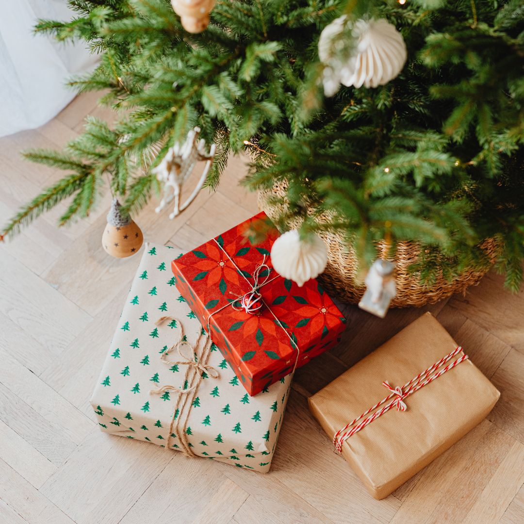 Nachhaltige Weihnachtsgeschenke unter Weihnachtsbaum