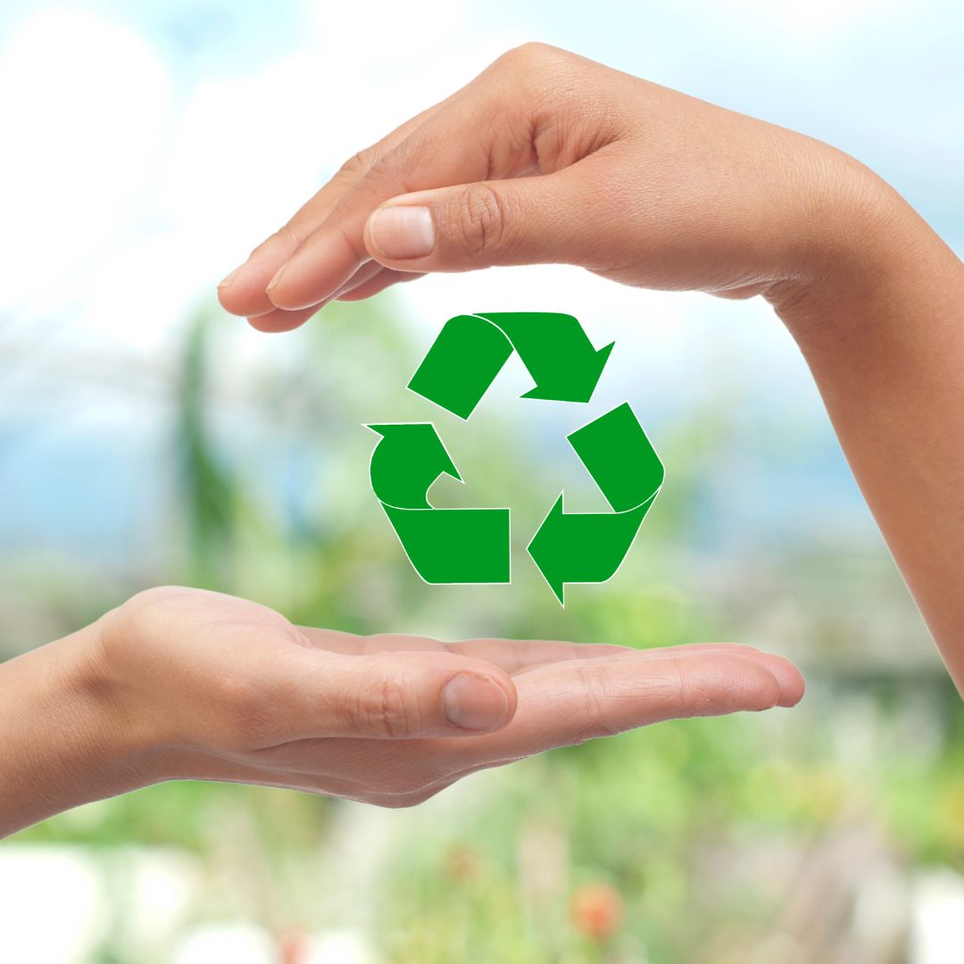Hände mit Refill Recycling Zeichen