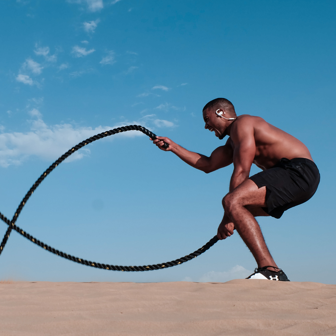 Mann beim Battle-Rope-Training