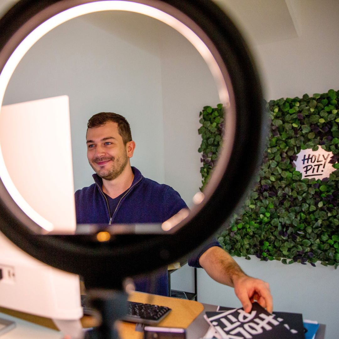 Gründer Asmir im HOLY PIT Office