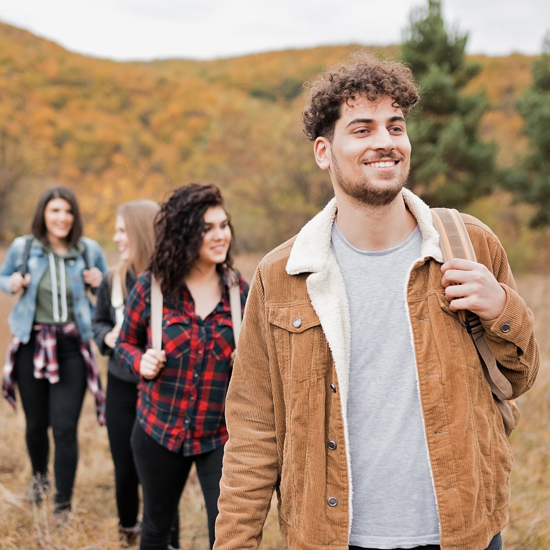 Gruppe beim Wandern im Herbst