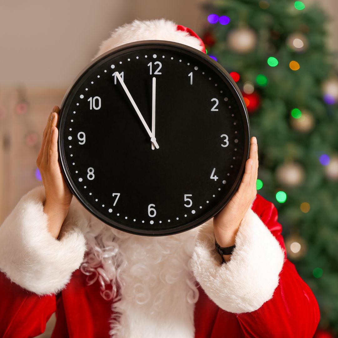 Weihnachtsmann hält Uhr Zeichen für Last Minute Geschenke