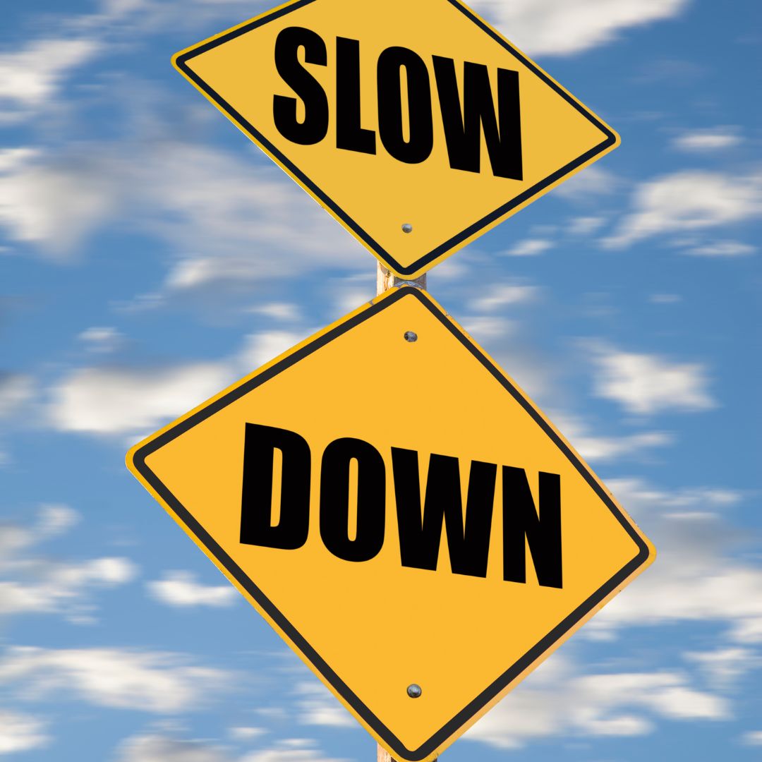 Schild "Slow down"